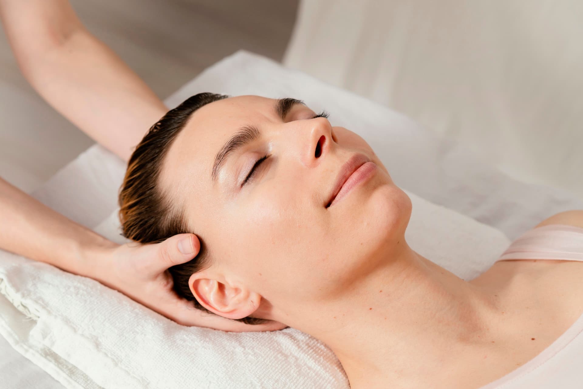 Massage bien-être — mains sur le dos