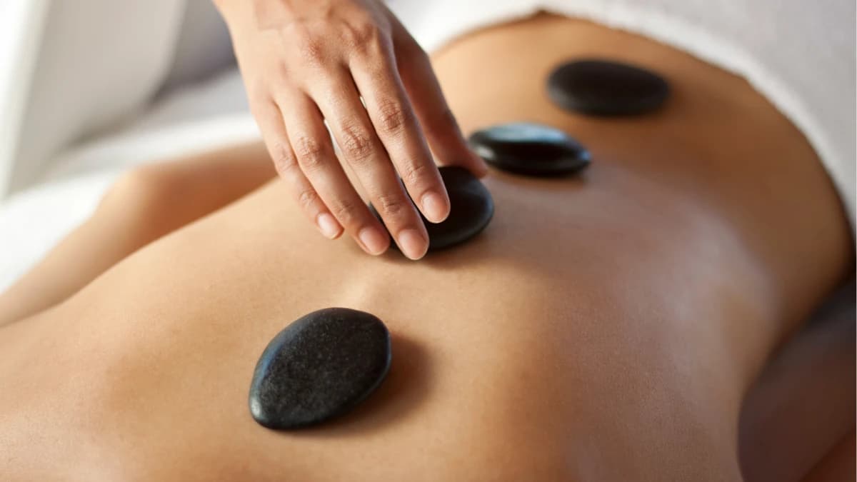 MASSAGE AUX PIERRES CHAUDES